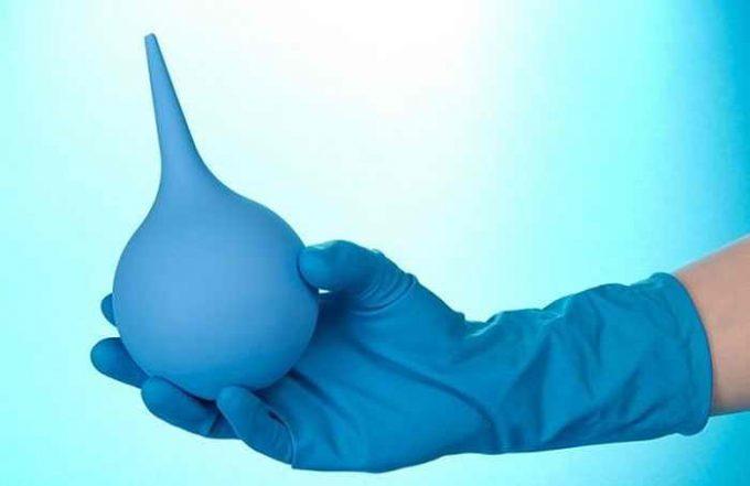 как поставить кошке клизму при запоре