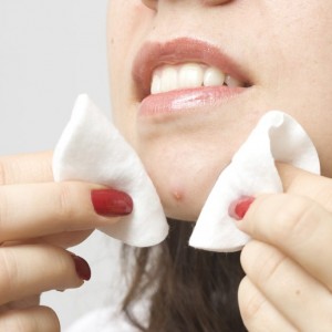 Почему нельзя давить прыщи на лице Почему нельзя давить прыщи на лице