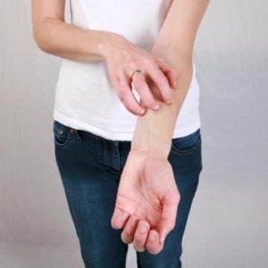 Зуд тела без сыпи причины Зуд кожи тела: возможные причины и способы лечения