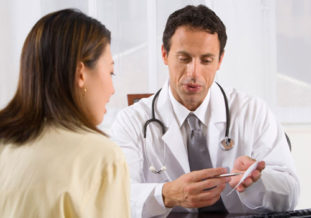 При появлении первых симптомов хламидиоза следует немедленно обратиться к медицинскому специалисту, чтобы пройти курс лечения