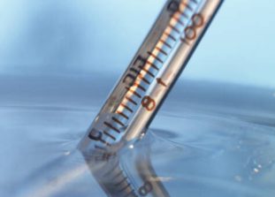 Оптимальная температура воды для клизм – 37-40°С, а при атонических запорах – 12-20°С